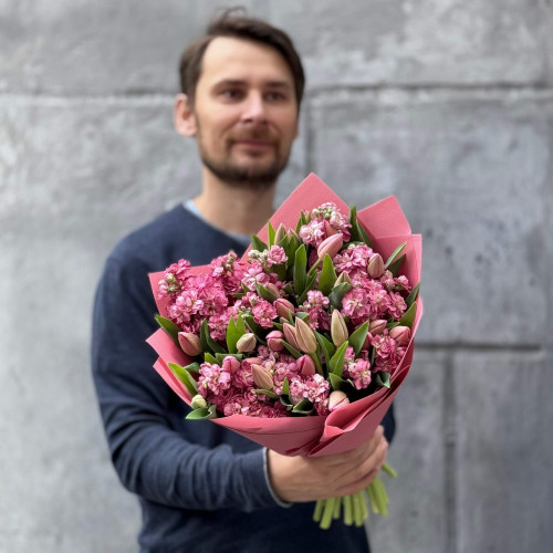 Романтичний ароматний букет із тюльпанів і матіоли «Весняна Надія»