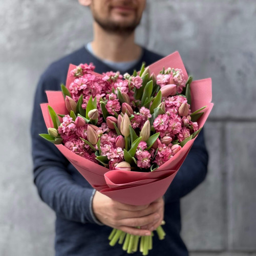 Романтичний ароматний букет із тюльпанів і матіоли «Весняна Надія»