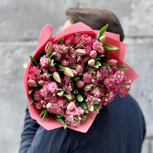 Романтичний ароматний букет із тюльпанів і матіоли «Весняна Надія»