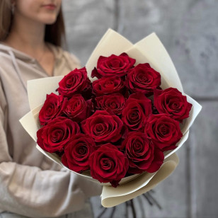 15 оксамитових темно-червоних троянд Explorer у букеті «Пристрасна Віра»