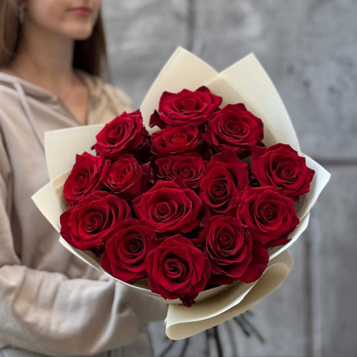 15 оксамитових темно-червоних троянд Explorer у букеті «Пристрасна Віра»