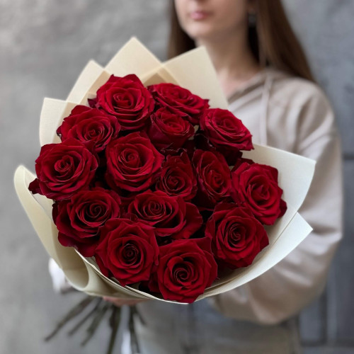 15 оксамитових темно-червоних троянд Explorer у букеті «Пристрасна Віра»