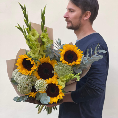Яскравий букет з соняшниками та гладіолусами «Сонячний лайм»