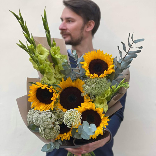 Яскравий букет з соняшниками та гладіолусами «Сонячний лайм»