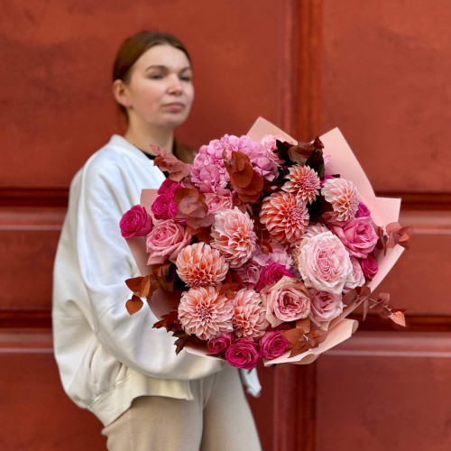 Осінній букет з жоржинами та піоновидними трояндами «Вечірні переливи»