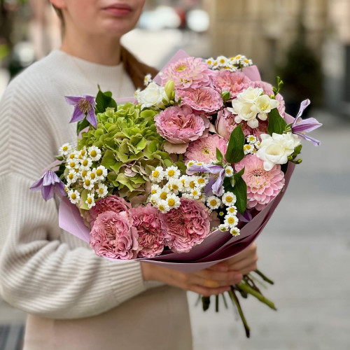 Акварельний цікавий букет «Пудровий поцілунок»