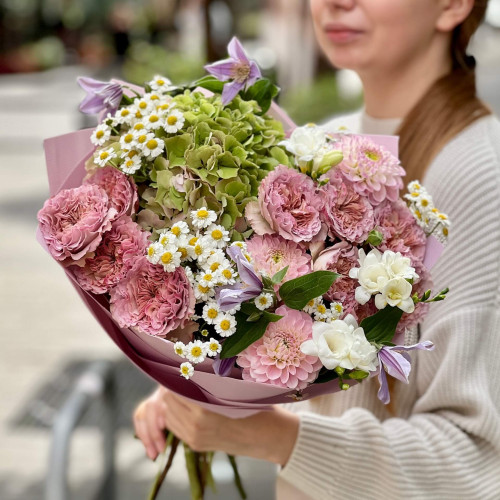 Акварельний цікавий букет «Пудровий поцілунок»