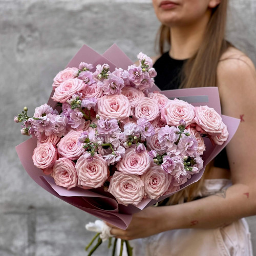Fragrant duo bouquet of Bird’s Nest spray rose and spray matthiola «Favorite Perfume»
