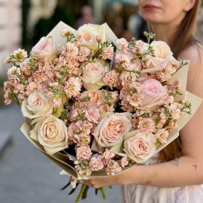 Вишуканий дует запашної півонієподібної троянди White O’Hara та кущової матіоли «Абрикосовий аромат»