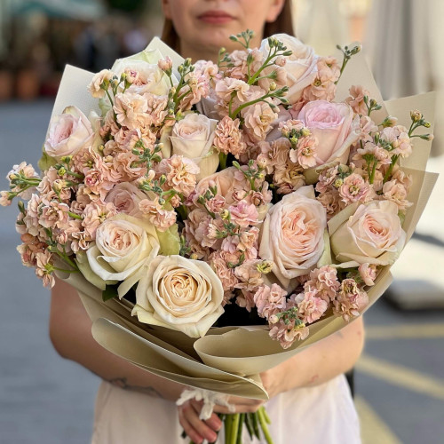 Вишуканий дует запашної півонієподібної троянди White O’Hara та кущової матіоли «Абрикосовий аромат»