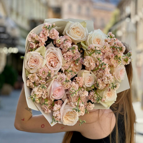 Вишуканий дует запашної півонієподібної троянди White O’Hara та кущової матіоли «Абрикосовий аромат»