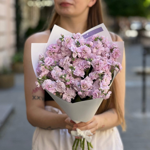 7 гілок запашної кущової матіоли у букеті «Лавандовий десерт»