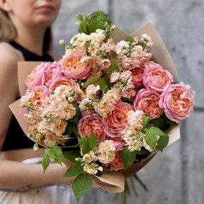 Ароматний мереживний букет із кущової матіоли та піоновидної троянди Juliet «Персикова карамель»