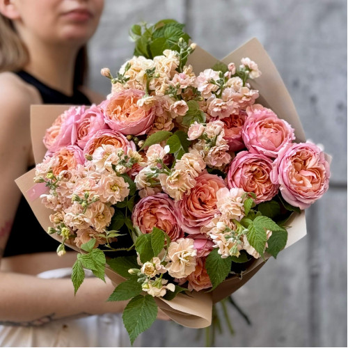 Ароматний мереживний букет із кущової матіоли та піоновидної троянди Juliet «Персикова карамель»