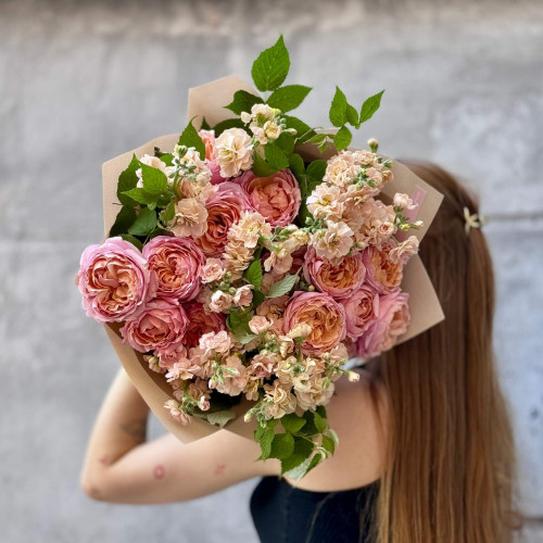 Ароматний мереживний букет із кущової матіоли та піоновидної троянди Juliet «Персикова карамель»