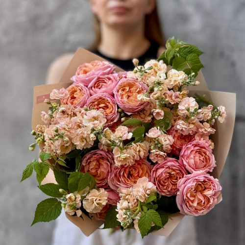 Ароматний мереживний букет із кущової матіоли та піоновидної троянди Juliet «Персикова карамель»