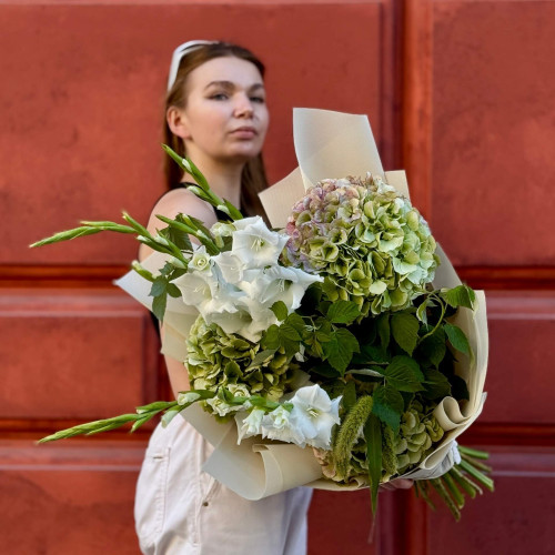 Fluffy bouquet with gladiolus in white and green shades «Verdant Topaz»