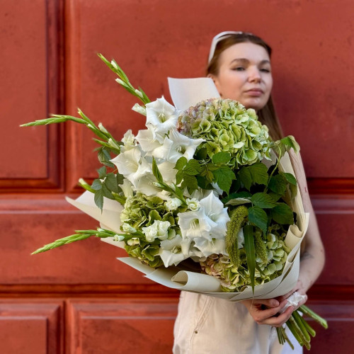 Fluffy bouquet with gladiolus in white and green shades «Verdant Topaz»
