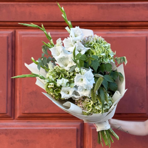 Fluffy bouquet with gladiolus in white and green shades «Verdant Topaz»