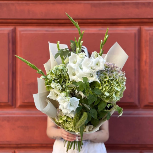 Fluffy bouquet with gladiolus in white and green shades «Verdant Topaz»
