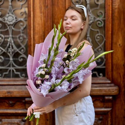 7 фіолетових гладіолусів у букеті «Загадкова галявина»