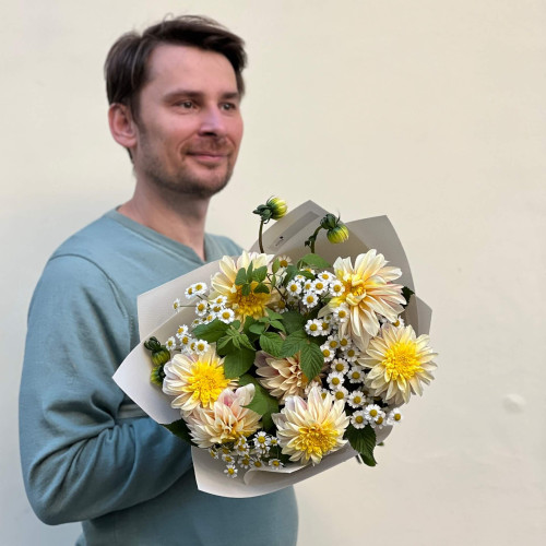 Милый букет из георгин и танацетума «Летние воспоминания»