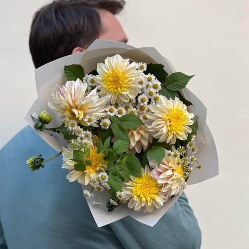 Милый букет из георгин и танацетума «Летние воспоминания»