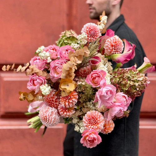 Розкішний букет у каркасній техніці з даліями Peaches N’ Cream «Медовий вихор»