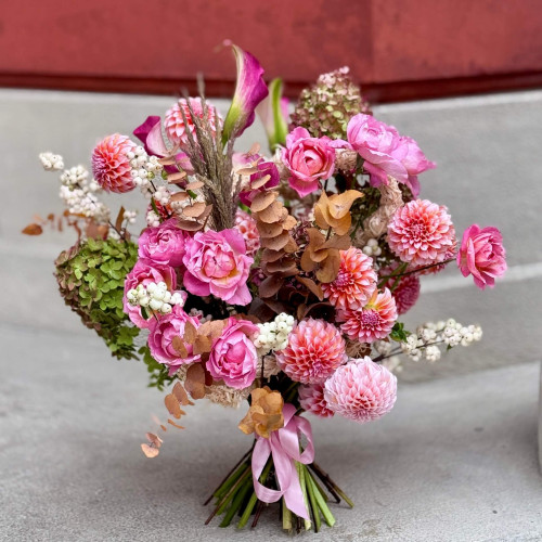 Розкішний букет у каркасній техніці з даліями Peaches N’ Cream «Медовий вихор»