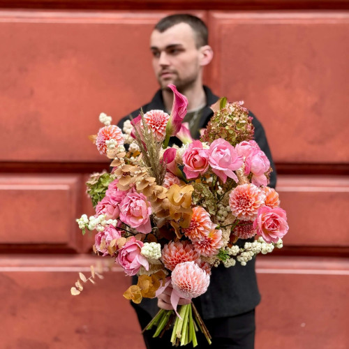 Розкішний букет у каркасній техніці з даліями Peaches N’ Cream «Медовий вихор»