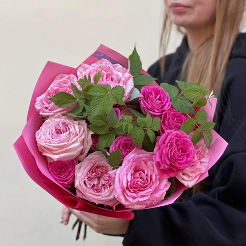 Ароматний рожевий букет з півонієвидною трояндою Pink O’Hara «Малинова пана-кота»