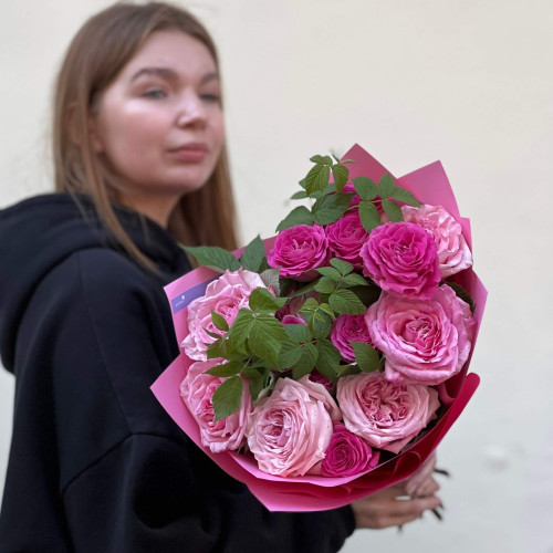 Ароматний рожевий букет з півонієвидною трояндою Pink O’Hara «Малинова пана-кота»