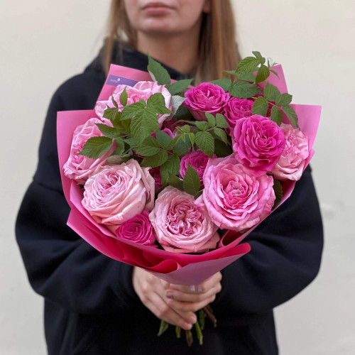 Ароматний рожевий букет з півонієвидною трояндою Pink O’Hara «Малинова пана-кота»