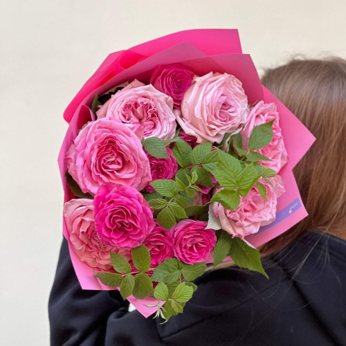 Ароматний рожевий букет з півонієвидною трояндою Pink O’Hara «Малинова пана-кота»
