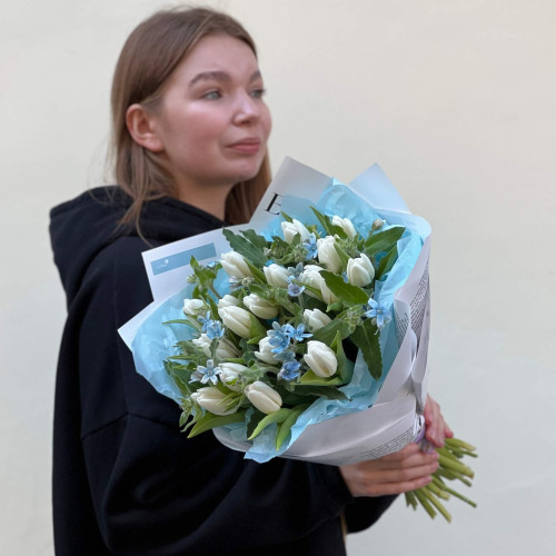 19 білосніжних тюльпанів і оксіпеталум у букеті «Лазуритові сніжинки»