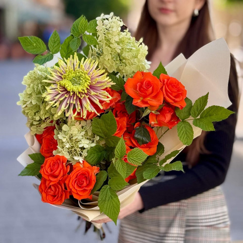 Контрастный яркий букет с кустовой розой «Мандариново-базиликовый»