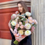 Светлый объёмный букет в каркасной технике с интересным декоративным элементом «Осень в Провансе»