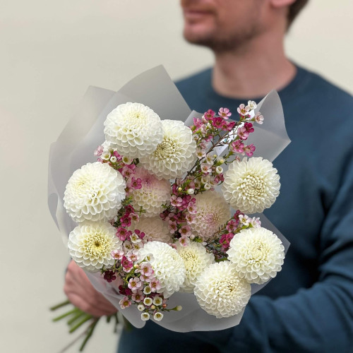 Милый букет из георгин и хамелациума «Малинка в сахаре»