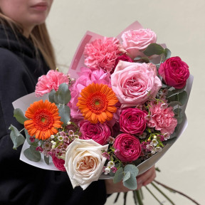 Яскравий букет з ароматними півонієвидними трояндами «Солодкі миттєвості»