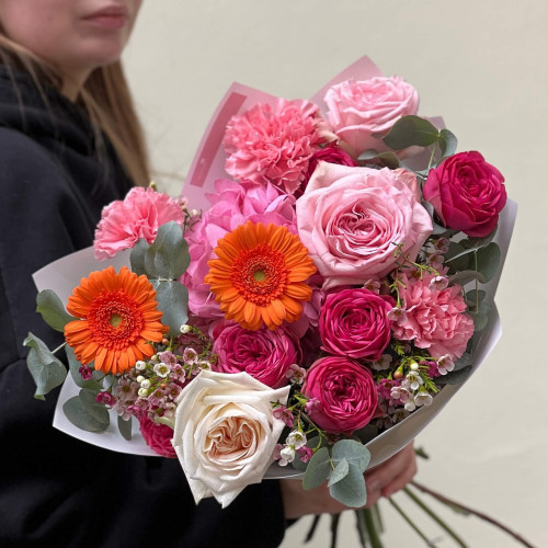 Яркий букет с ароматными пионовидными розами «Сладкие мгновения»