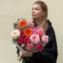 Яркий букет с ароматными пионовидными розами «Сладкие мгновения»