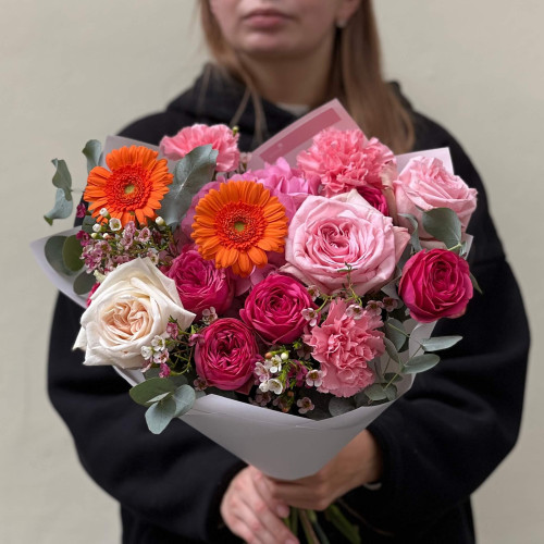 Яркий букет с ароматными пионовидными розами «Сладкие мгновения»