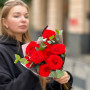 9 яскраво-червоних троянд Nina у букеті «Палкий момент»