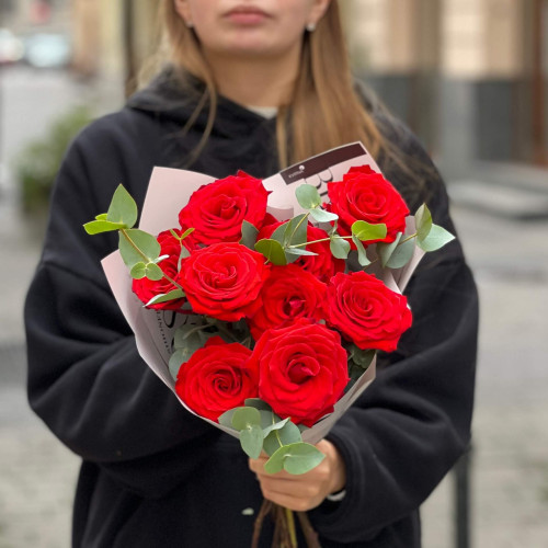 9 яскраво-червоних троянд Nina у букеті «Палкий момент»