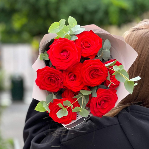 9 яскраво-червоних троянд Nina у букеті «Палкий момент»