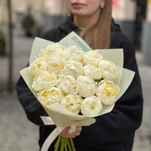 15 півоній сорту Bridal Shower у букеті «Ніжність пелюсток»