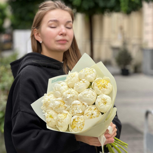 15 півоній сорту Bridal Shower у букеті «Ніжність пелюсток»