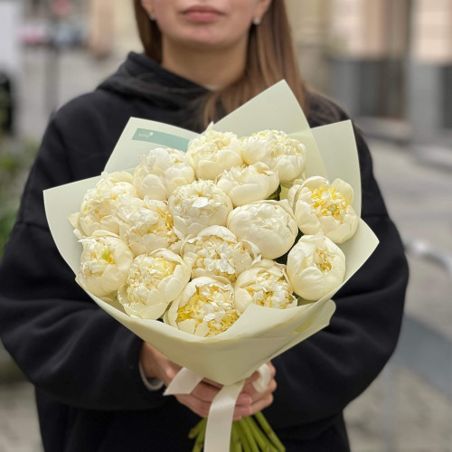 15 півоній сорту Bridal Shower у букеті «Ніжність пелюсток»