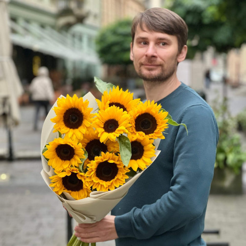 Яскравий букет із 9 геліантусів «Сонячні пригоди»