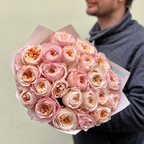 23 персикові півонієвидні троянди Tie-Dye у букеті «Світанковий спів»